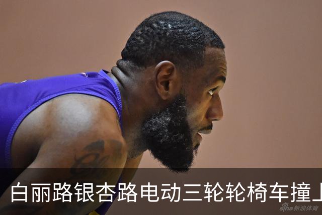 白丽路银杏路电动三轮轮椅车撞上三轮车 挡风玻璃碎裂骑车人受伤送医