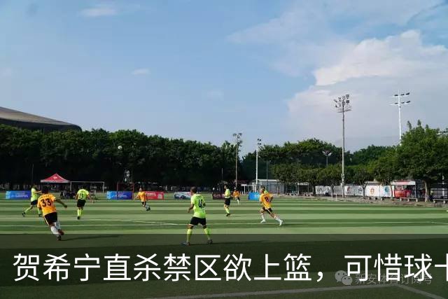 贺希宁直杀禁区欲上篮，可惜球卡停在篮筐上